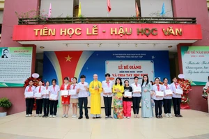 Trao phần thưởng cho học sinh đạt thành tích tốt trong học tập.