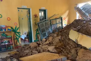 Lớp học tại phân hiệu Cửa Cải, trường MN số 1 thị trấn Phong Hải, huyện Bảo Thắng bị đất đá sạt lở.
Ảnh: IT