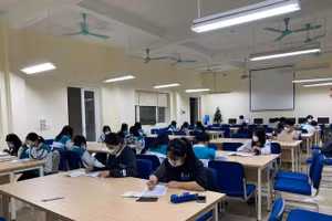 Học sinh Trường THPT Lương Văn Tụy tích cực ôn tập trên lớp và trong thư viện. 