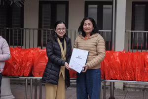Th.S Quan Thị Mai Hương (bên trái) trao tặng 5 triệu đồng cho Trung tâm Nuôi dưỡng trẻ khuyết tật Hà Nội.