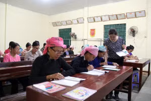 Lớp xóa mù chữ cho người cao tuổi được tổ chức hiệu quả tại Lào Cai. Ảnh: IT