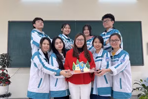 Lã Thị Kim Anh (hàng 2 thứ 2 từ trái sang) và Đội tuyển HSG môn Địa tỉnh Ninh Bình.