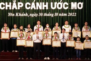 Quỹ đã khen thưởng 117 học sinh, sinh viên có thành tích xuất sắc. 