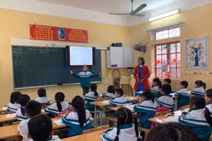 Giờ học của cô và trò lớp 1 Trường Tiểu học Nhân Thịnh (Lý Nhân - Hà Nam). Ảnh: Đức Trí