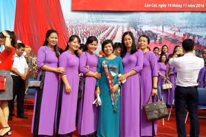 Nhà giáo Trần Thị Thắm (áo dài xanh) bên học trò xưa. 