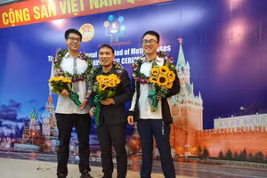 Nguyễn Hoàng Nam (ngoài cùng bên trái) cùng thầy và bạn . 