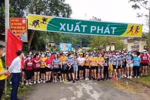 Hàng trăm cán bộ, giáo viên, nhân viên thành phố Lào Cai dự giải Chạy bộ leo núi Nhạc Sơn