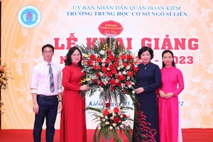 Thứ trưởng Ngô Thị Minh (Thứ hai từ trái qua) chúc mừng năm học mới thầy trò Trường THCS Ngô Sỹ Liên (Hà Nội).