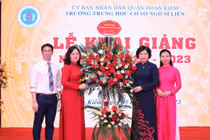 Thứ trưởng Ngô Thị Minh (Thứ hai từ trái qua) chúc mừng năm học mới thầy trò Trường THCS Ngô Sỹ Liên (Hà Nội).