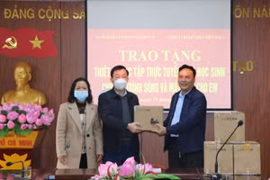 Sở GD&ĐT Lào Cai tiếp nhận máy tính cho chương trình "Sóng và máy tính cho em"