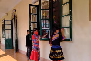 HS cùng tham gia khử khuẩn phòng, chống dịch trong trường học. 