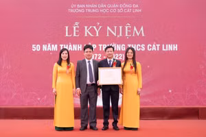 PGS.TS Nguyễn Xuân Thành trao Bằng khen của Bộ trưởng Bộ GD&ĐT tới Ban giám hiệu Trường THCS Cát Linh.