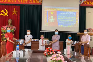 Nhiều học sinh hoàn cảnh khó khăn quận Hà Đông đã được hỗ trợ thiết bị học trực tuyến.