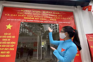 Đội ngũ giáo viên tham gia tích cực vào công tác bầu cử. 