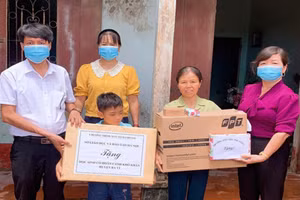 Nhiều học sinh nghèo đã được trao tặng máy tính để học tập. 