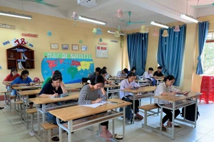 HS khối 12 học và ôn tại trường trong điều kiện đảm bảo phòng chống dịch.