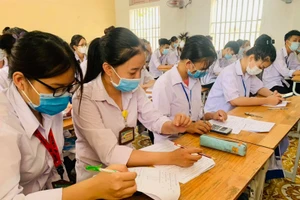 Học sinh Ninh Bình ôn tập trước ngày thi tốt nghiệp THPT năm 2021. Ảnh: Đức Trí