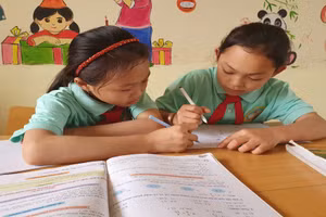 Em Tẩn Thị Thu Hiền (trái) dù hoàn cảnh khó khăn nhưng luôn chăm chỉ học tập. 