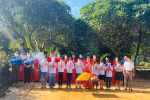 Giáo viên, học sinh Trường Tiểu học Lê Hồng Phong dâng hương tri ân các anh hùng liệt sĩ.