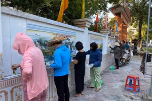 Các cô giáo sơn sửa trường lớp chuẩn bị đón năm học mới.