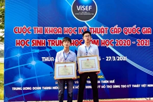 2 HS Trường THPT Hoa Lư A (Ninh Bình) chủ nhân của dự án “Giường bệnh thông minh" đạt giải nhất tại cuộc thi.