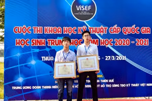 2 HS Trường THPT Hoa Lư A (Ninh Bình) chủ nhân của dự án “Giường bệnh thông minh" đạt giải nhất tại cuộc thi.