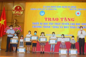 Ngành GD&ĐT Ba Đình hỗ trợ thiết bị học tập cho học sinh khó khăn. 