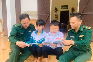 Các chiến sĩ Đồn Biên phòng Kim Sơn hỗ trợ cả tinh thần vật chất cho những trẻ em nghèo nơi biên giới. Ảnh: Đức Trí