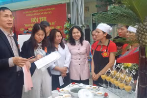 Cô Nguyễn Thị Minh Thơm (thứ năm từ trái sang) tham gia cuộc thi nấu ăn cho trẻ mầm non. 