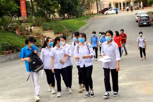 Thí sinh Lào Cai thực hiện nghiêm túc phòng, chống dịch khi tham dự kỳ thi tuyển sinh vào lớp 10. Ảnh: Tuấn Ngọc