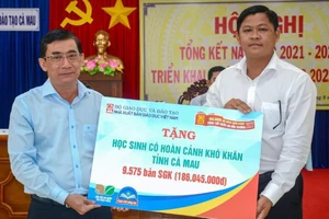 Nhà xuất bản Giáo dục Việt Nam tặng sách giáo khoa cho học sinh nghèo tỉnh Cà Mau