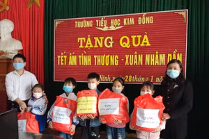 Nhiều học sinh hoàn cảnh khó khăn đã được nhận quà dịp Tết. 