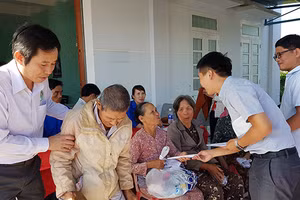 Tổ chức, cá nhân trao quà hỗ trợ người nghèo. Ảnh: IT