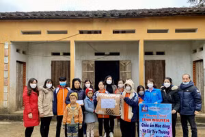 Hỗ trợ vật chất, tinh thần cho học trò nghèo.