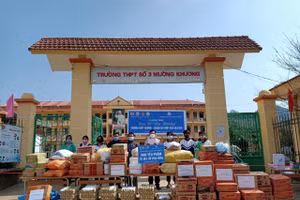 Trường THPT số 1 thành phố Lào Cai đã trao số hiện vật trị giá 30 triệu đồng tới Trường THPT số 3 huyện Mường Khương. 