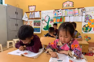 Đảm bảo SGK cho HS vùng khó trước thềm năm học mới. Ảnh: Đức Trí