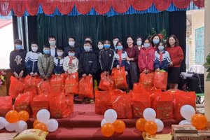 Quà Tết đã được trao tới học sinh nghèo.