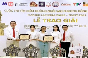 Đại diện Ban tổ chức trao giải "Vinh danh hữu nghị quốc tế" FEAST´2021