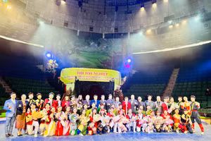 Học sinh Việt Nam - Lào, giáo viên Trường TCNTX&TK Việt Nam chụp ảnh lưu niệm tại lễ tốt nghiệp.