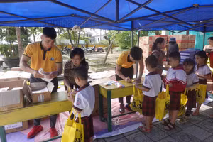 Chia sẻ khó khăn cùng học sinh vùng lũ