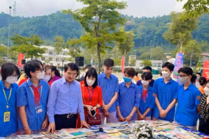 Ông Đặng Xuân Phong, Bí thư tỉnh ủy Lào Cai (thứ ba từ trái sang) tham dự Lễ phát động Ngày Sách và Văn hóa đọc Việt Nam lần thứ I năm 2022. 