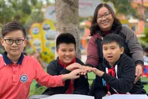 Cô giáo Trần Thị Mai Khanh cùng học sinh Trường Tiểu học Bắc Cường (Lào Cai)