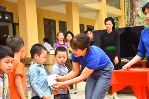 Học sinh Trường TH&THCS Minh Chuẩn nhận quà của thầy trò Trường Tiểu học Tô Hiến Thành trao tặng.