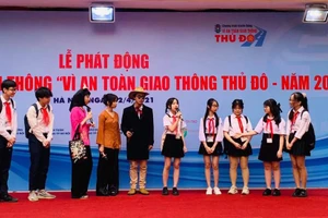 HS Trường THCS Giáp Bát trong vở kịch phòng về đề tài an toàn giao thông. 