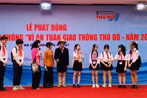 HS Trường THCS Giáp Bát trong vở kịch phòng về đề tài an toàn giao thông. 