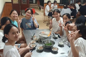 Những bữa cháo tăng cường sức khỏe cho học sinh ôn thi tại Trường THPT DTNT tỉnh Lạng Sơn.