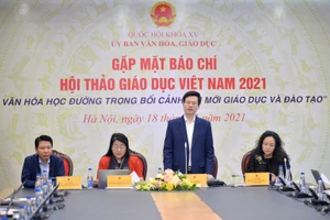 Ông Đỗ Chí Nghĩa, Ủy viên thường trực Ủy ban Văn hoá, Giáo dục Quốc hội phát biểu tại họp báo. 