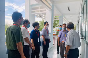 Thứ trưởng Hoàng Minh Sơn và đoàn công tác kiểm tra tại điểm thi Trường THPT chuyên Lê Quý Đôn.