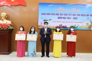 Ông Phan Thành Công, Giám đốc Sở GD&ĐT Ninh Bình trao giải cho các giáo viên đạt giải Nhất.