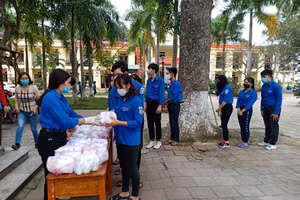 Phát khẩu trang y tế cho học sinh.